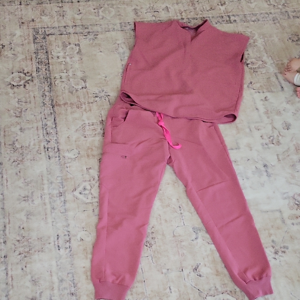 Figs Mauve Sleeveless Top and Jogger Set